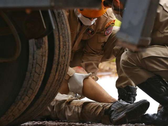 Motociclista que ia para o trabalho fica ferido em acidente com carreta