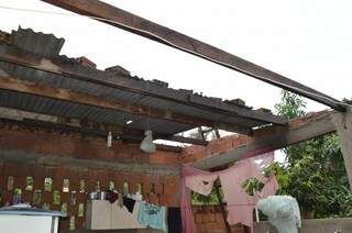 Chuva e vento fortes deixaram dezenas de casas destelhadas no fim de semana. (Foto: Prefeitura de Jardim)