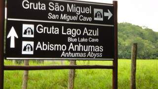 Placa na rodovia MS-382, que liga Bonito a Porto Murtinho, indica o caminho para o Abismo Anhumas e também para a Gruta Lago Azul e Gruta São Miguel (Foto: Reprodução)