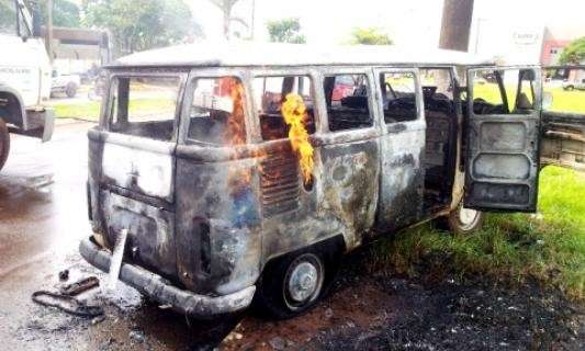 Kombi pega fogo ap&oacute;s abastecer e fica totalmente destru&iacute;da em Navira&iacute;