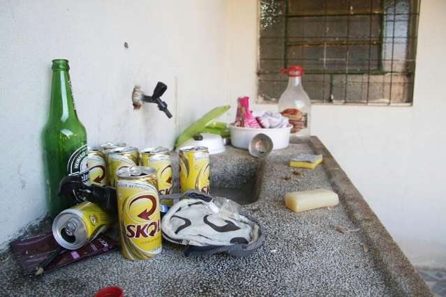 Casa onde empres&aacute;rio foi encontrado atrai curisosos chocados pelo crime
