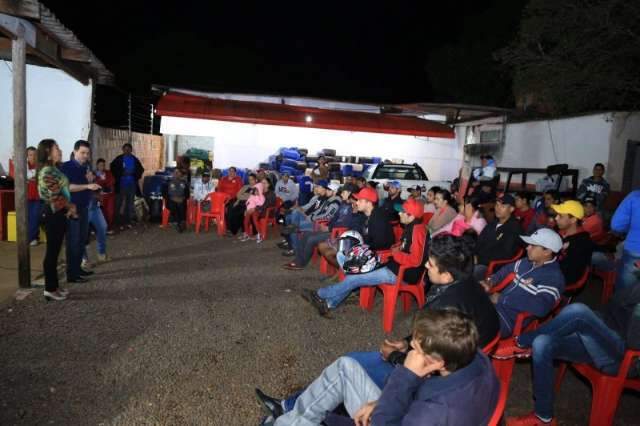 Candidatos apostam em caminhadas e reuni&otilde;es em empresas e bairros
