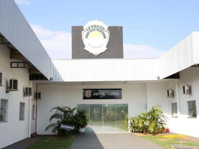 Sem CNH e embriagada, motorista &eacute; presa ap&oacute;s bater em carro e atropelar mulher