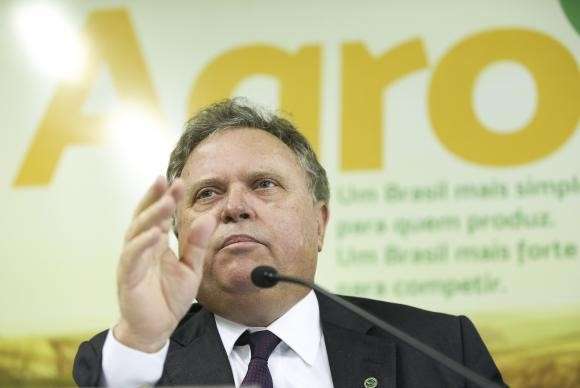 Ministro defende carne brasileira; t&eacute;cnicos se re&uacute;nem para avaliar medidas