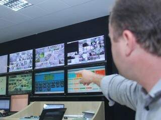 Concessionária realiza monitoramento do funcionamento do sistema de esgoto da cidade no CCO (Foto Alan Nantes) 