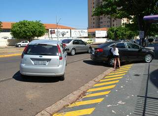 Trecho em frente à escola Despertar é sinalizado, mas motoristas parecem ignorar as placas. (Foto: Pedro Peralta)