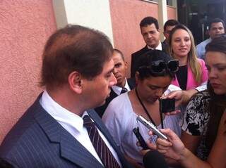 Prefeito de Campo Grande na saída de reunião com procuradora federal (Foto: Nícholas Vasconcelos)