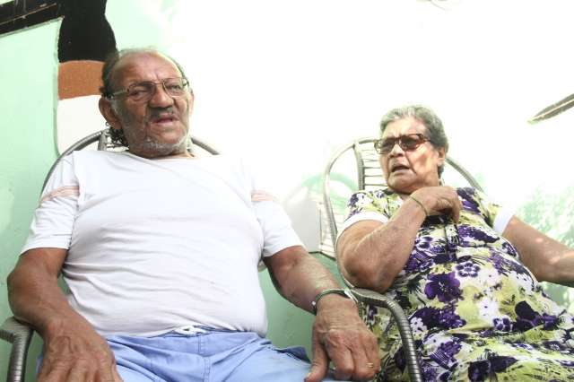 Casados h&aacute; 60 anos, Osvaldo canta e reza aos olhos de Evanil, seu grande amor