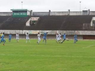 União ataca em lance que resultou no primeiro gol anulado na partida (Foto: MS Esporte Clube)