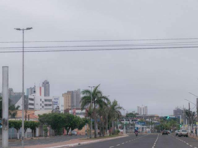 Semana começa com céu parcialmente nublado e chuva em áreas isoladas