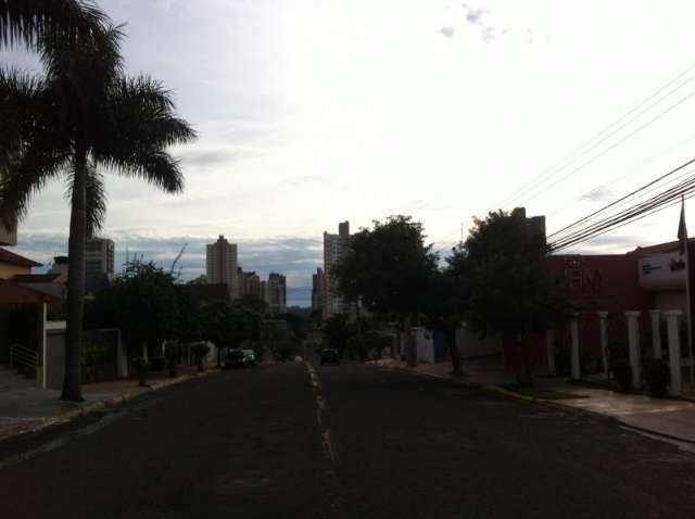 S&aacute;bado amanhece com muitas nuvens, mas sol aparece durante o dia e pode chover
