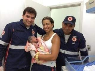 Funcionários do Samu depois do parto da menina. (Foto: Reprodução/ Facebook)