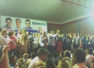 Evento nesta noite de segunda reuniu cerca 10 mil pessoas, que ouviram desde críticas à oposição até mensagens de apoio à Giroto (Foto: Nicholas Vasconcelos)