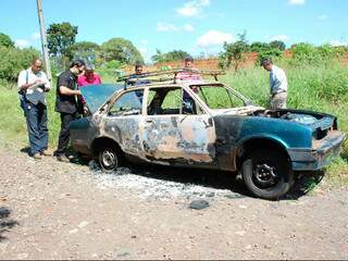A Polícia suspeita que um carro encontrado incendiado no bairro Macaúbas tenha ligação com o homicídio. 