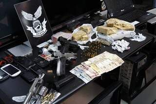 Na fortaleza, polícia apreendeu drogas, arma, munições e objetos sem procedência definida. Dois veículos também foram apreendidos (Foto: Cleber Gellio)