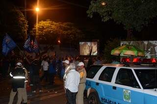 Cabos eleitores dos candidatos acompanharam debate em frente a emissora (Foto: Gabriel Neris