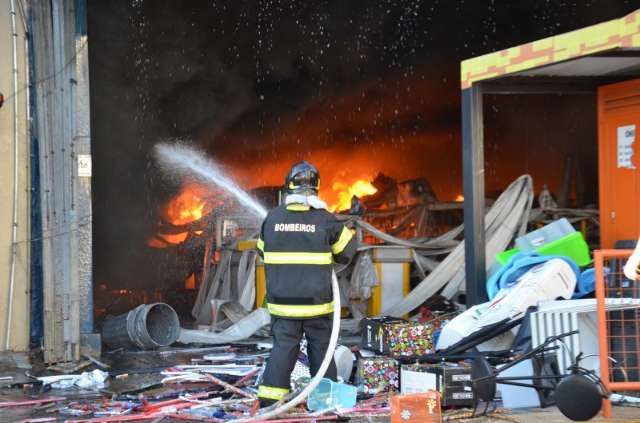 Inc&ecirc;ndio causa p&acirc;nico entre consumidores e funcion&aacute;rios no Centro