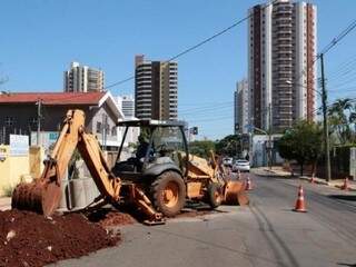 Máquinas começaram a trabalhar nesta segunda-feira em trecho da Bahia (Foto: PMCG/Divulgação)