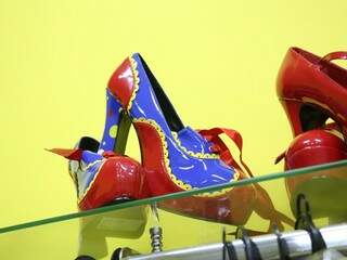 Sapato de verniz em vermelho e azul estilo Palhaça. (Foto: Paulo Francis)