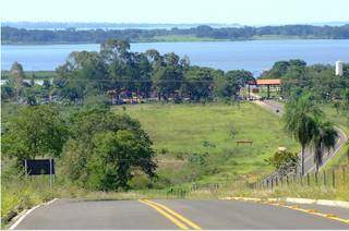 Acesso para o Balneário Municipal de Três Lagoas com vista, um dos atrativos mais procurados pelos turistas (Foto: Assessoria/Divulgação)