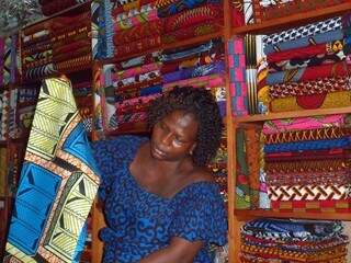 Ayele, mãe de Kossi, em sua loja de tecidos no Togo, no oeste da África. (Foto: Arquivo Pessoal)