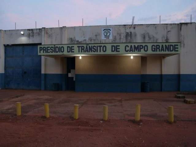 Presos tentam impedir revista de celas e causam in&iacute;cio de motim