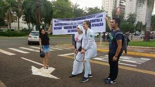 Enfermeiros fizeram protesto, com mãos atadas,
em Campo Grande. (Foto: Geisy Garnes)