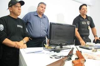 Polícia apreendeu maconha, munições de calibre 38, dinheiro e eletrônicos. (Foto: Marcos Ermínio)
