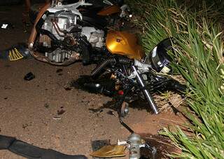 A força da batida deixou a motocicleta totalmente destruída. (Foto: Jornal da Nova)