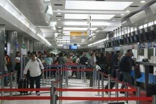 Com pista fechada, passageiros lotam saguão do aeroporto na expectativa de conseguir voar. (Foto: Marcos Ermínio)