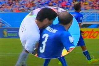 Mordida que o atacante uruguaio Luís Suárez deu no zagueiro italiano Chiellini em confronto entre Uruguai e Itália na Copa de 2014 (Foto: Divulgação)