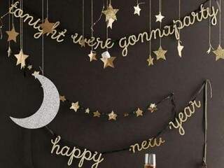 Na parede, em inglês, a lembrança de que a festa é de feliz ano novo.