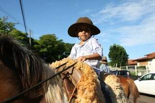 Rodrigo tem 5 anos, mas vai sobre o cavalo.