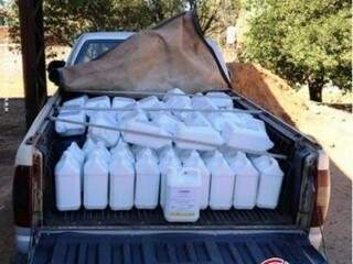 Carga de 500 litros de agrotóxicos contrabandeados era transportada em uma caminhonete (Foto: A Gazeta News)