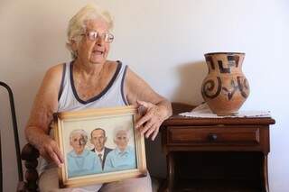Dona Celsa, a senhorinha de 76 anos se abre toda para falar do bairro onde chegou aos 4 anos. (Foto: Marcos Ermínio)