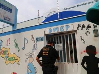 Policial do Gaeco na sede da Omep (Foto: Marcos Ermínio) 