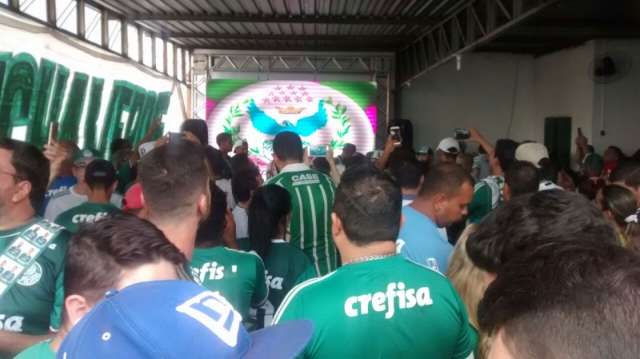 Torcida do Palmeiras est&aacute; confiante e j&aacute; faz festa pelo t&iacute;tulo na Capital