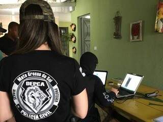 Equipes da Depca cumprem mandados de busca e apreensão em Campo Grande (Foto: Divulgação)