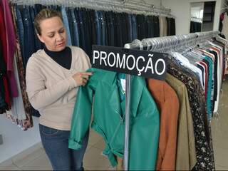 Na Via Quatorze, as jaquetas de couro são as mais vendidas (Foto: Minamar Júnior)