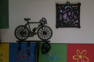 A paixão de Romualdo por bicicleta fica estampado por toda a casa. (Foto: Fernando Antunes)