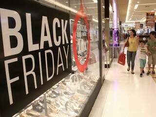Clientes passeiam por shopping em Campo Grande para aproveitar a Black Friday. (Foto: Marcos Ermínio)
