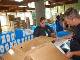 Servidores do TRE trabalham na distribuição das urnas em Campo Grande nesta manhã. (Foto: Paula Vitorino)