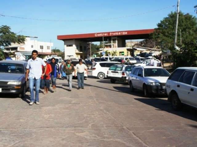  Fronteira com a Bol&iacute;via segue fechada em protesto por nacionaliza&ccedil;&atilde;o de carros
