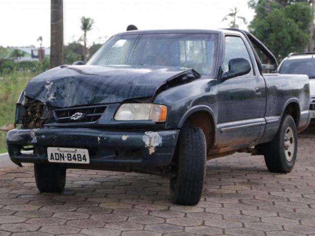 Homem caminha entre carros, provoca acidente e acaba amarrado 