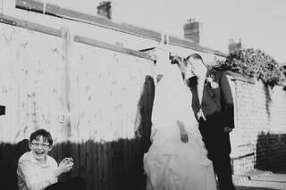 O riso do garoto descontraiu cena do casamento inglês fotografado por Allan Kaiser. (Foto: Allan Kaiser)