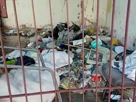 Moradores denunciam casa tomada pelo lixo h&aacute; anos em bairro da Capital