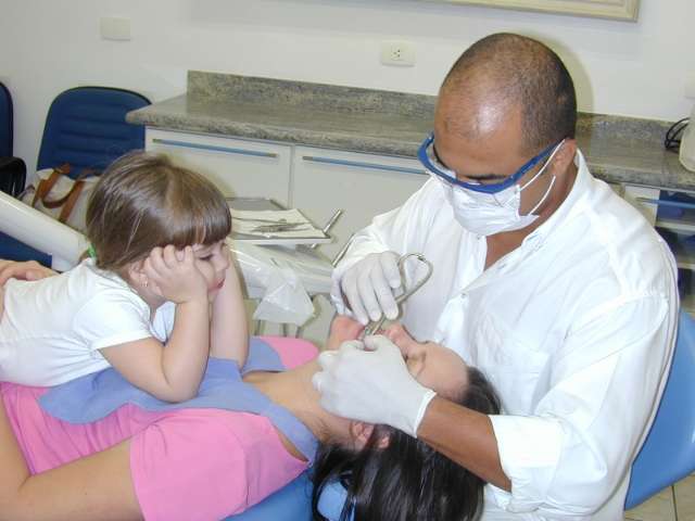 Cuidados b&aacute;sicos e visitas ao dentista podem evitar doen&ccedil;as bucais graves