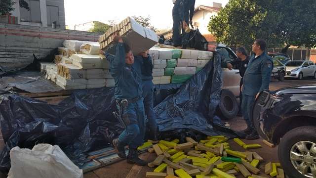 Caminhonete atola e traficantes abandonam 5 toneladas de maconha