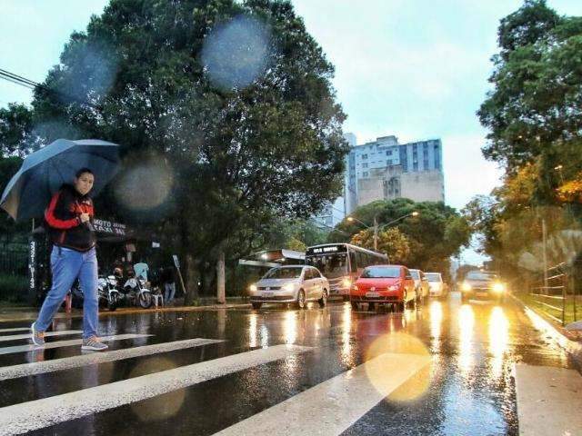 Dia dos Namorados amanhece com chuva e tempo n&atilde;o deve mudar