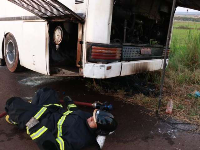 Inc&ecirc;ndio em motor de sucata de &ocirc;nibus na BR-262 assusta motorista 